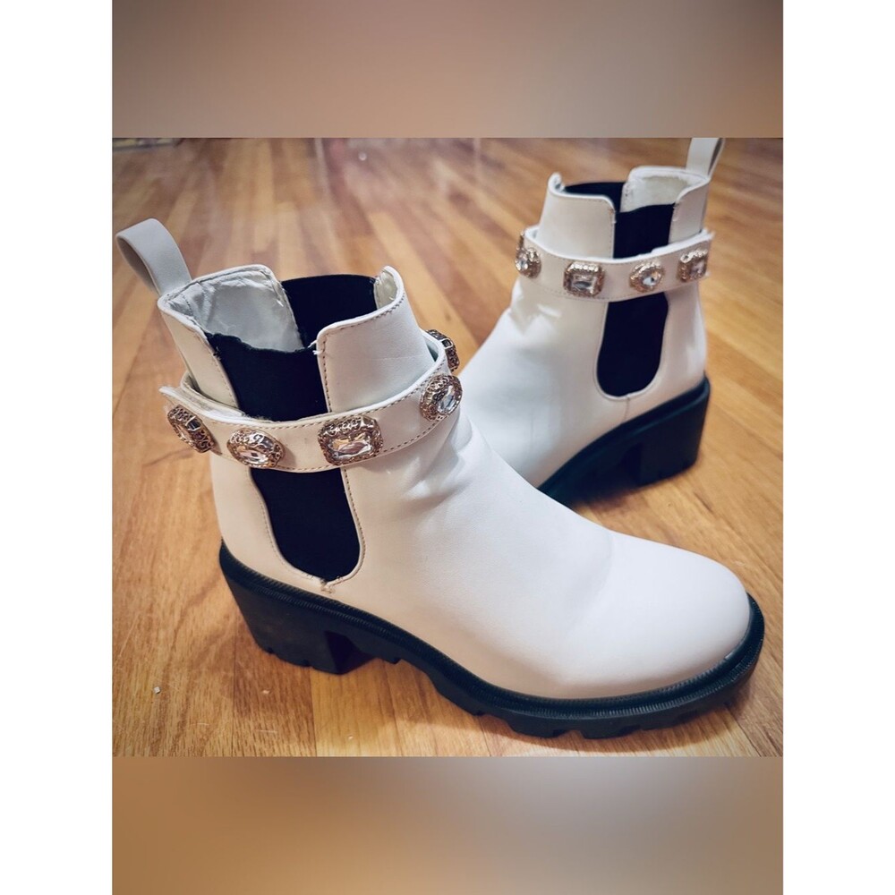 STEVE MADDEN ⢠Amulet White Ankle Boots ⢠Womens Size 9.5 US